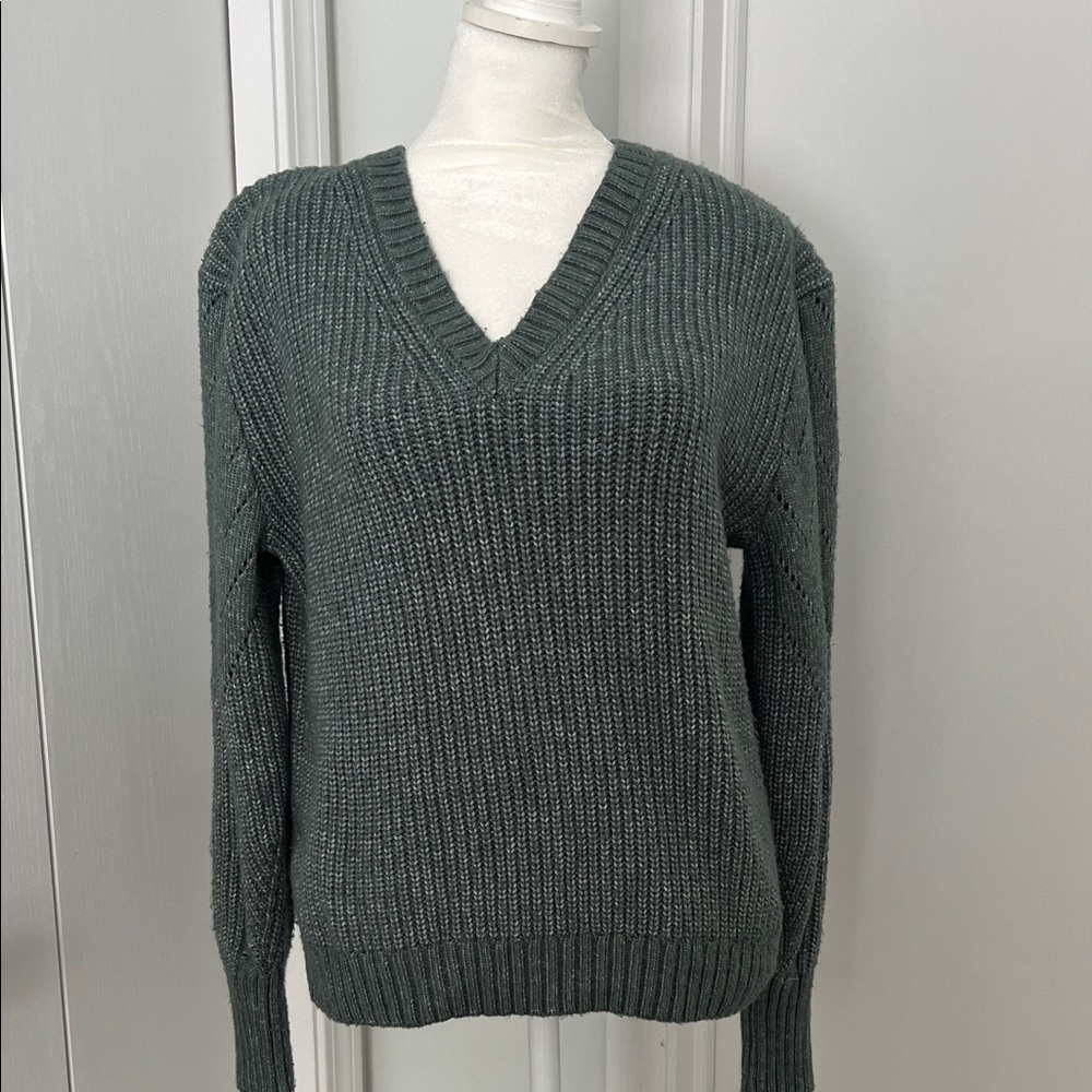 Market & Spruce Ribbed V-Neck Sweater in Sage